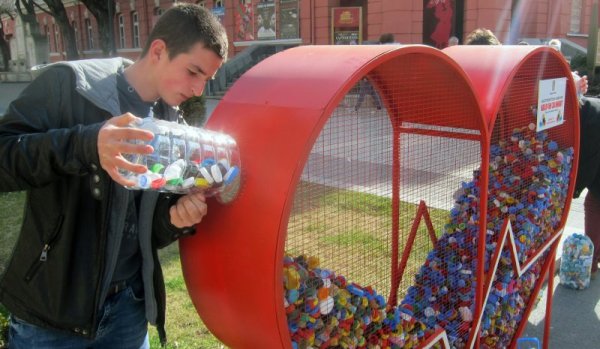 Благотворителната кампания &quot;Капачки за живот&quot; получи голям отзвук сред населението в Плевен. По идея и със средства на бившия боксьор Румен Мотовски бяха изработени съдове във формата на сърца, в които се събират пластмасови капачки, а средствата след предаването им са в подкрепа на плевенското здравеопазване. Подобни съдове вече има в няколко областни града. Снимка: БТА
&nbsp;