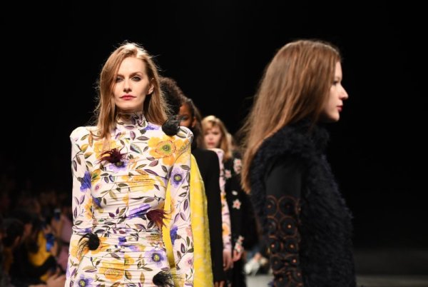 Модели дефилират по време на модно ревю в Лисабон. Снимка: Reuters