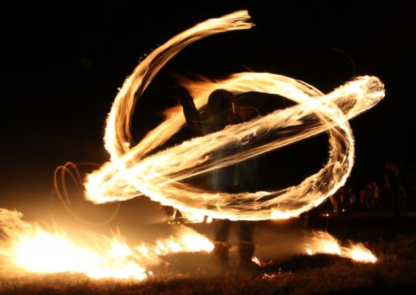 В софийското село Долни Лозен по традиция след залез слънце в неделя, на Сирни Заговезни, се палят празнични огньове. Красива картина от празненствата снощи. Снимка: БТА