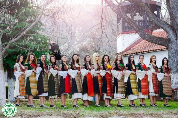 Всички участнички в конкурса. Снимка: Кюстендилска пролет в миналото и днес