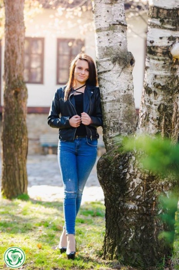 №9 Лизбет Емилова Любчова. Ученичка в Професионална гимназия по икономика и мениджмънт "Йордан Захариев", специалност "Митническа и данъчна администрация". Снимка: Кюстендилска пролет в миналото и днес