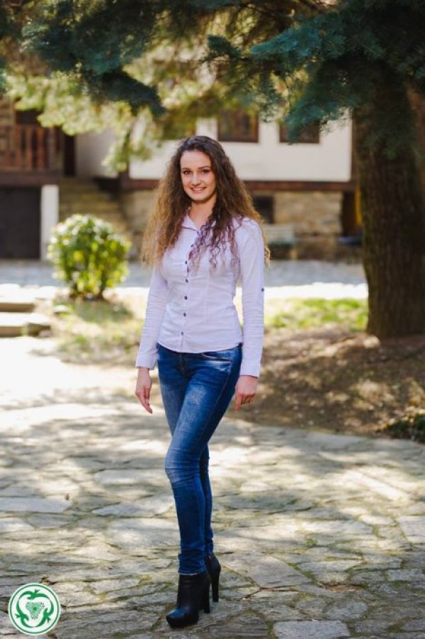 №12 Рафиела Красимирова Николова. Ученичка в Природо-математическа гимназия "Професор Емануил Иванов", специалност "Математика и Информационни технологии". Снимка: Кюстендилска пролет в миналото и днес