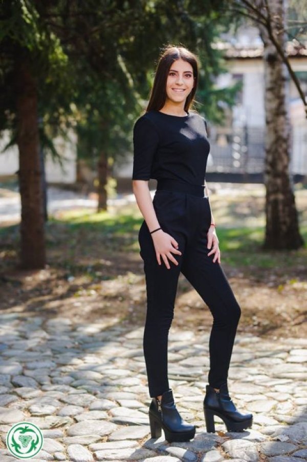 №14 Кристина Красимирова Амалска. Ученичка в Езикова гимназия "Д-р Петър Берон" специалност "Английски и испански". Снимка: Кюстендилска пролет в миналото и днес