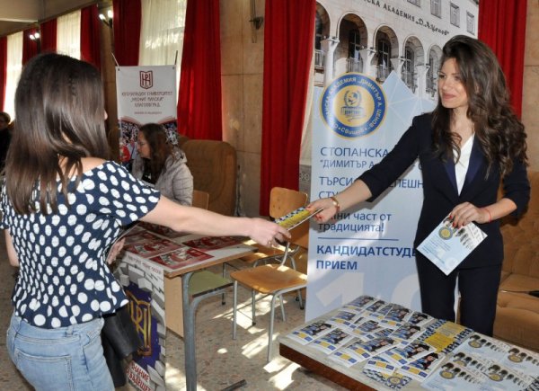 Кандидатстудентска борса отвори врати в Хасково. Представители на висшите учебни заведения от цялата страна рекламират дейността си. Снимка: БТА