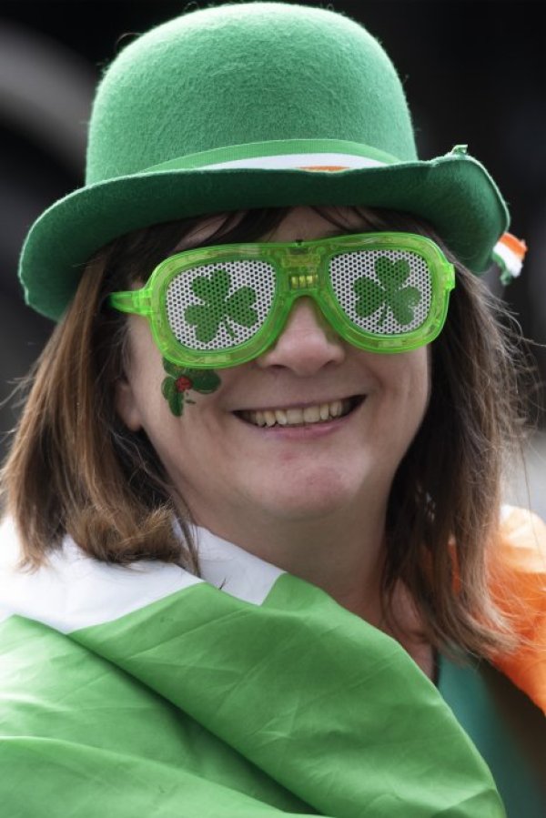 Жена дефилира в настроение в парад по случай Деня на свети Патрик в Лондон. Снимка: БТА