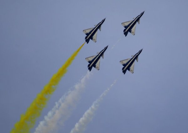 Китайски изтребители правят упражнения в небето над Исламабад по време на репетиция преди големия парад в чест на националния празник на Пакистан. Снимка: БТА