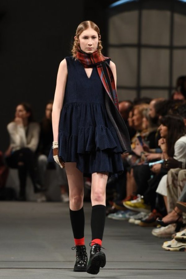 Манекенка дефилира по време на ревю, част от Седмицата на модата в Порто. Снимка: БТА