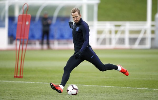 Звездата на Англия Хари Кейн тренира в настроение преди старта на квалификациите за Евро 2020, които стартират в петък. Снимка: БТА