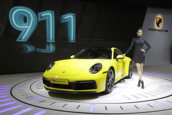 Корейска манекенка позира до модел на Porsche 911 Carrera 4S по време на автомобилно изложение в Гоянг, Южна Корея. Снимка: БТА