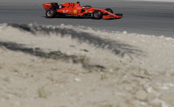 Пилотът на Ферари Себастиян Фетел управлява своя болид по време на първата свободна тренировка преди неделното Гран При на Бахрейн. Снимка: БТА