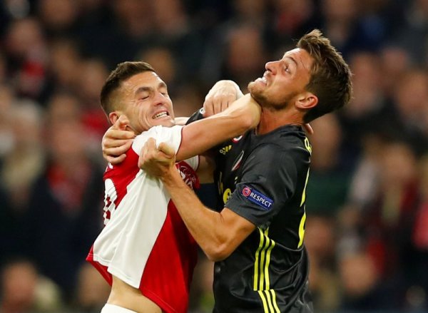 Футболистите на Аякс Душан Тадич и на Ювентус Даниеле Ругани в сблъсък за топката по време на първия 1/4-финал между двата отбора в Шампионската лига. Двата отбора завършиха 1:1. Снимка: Reuters