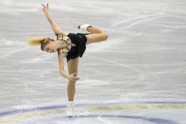Французойката Лорин Льокавелиер представя своята кратка програма по време на Световното отборно първенство по фигурно пързаляне, което се провежда в Япония. Снимка: БТА