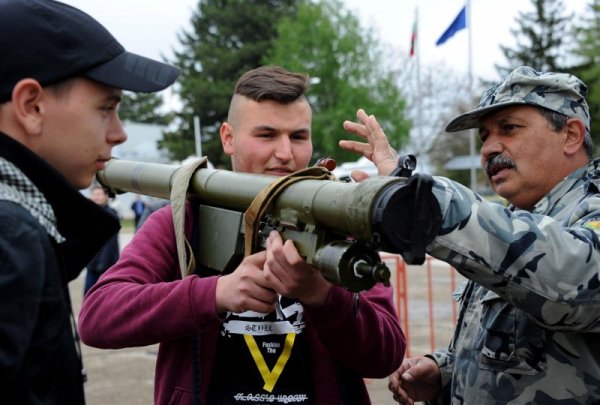 Посетителите имаха възможност да наблюдават полети със самолети РС-9М и L-39 ZA, както и да се запознаят с предназначението и летателните характеристики на авиационната, самолетообслужваща и специална техника на въоръжение. В рамките на летателния ден се проведе конкурс за дистанционно пилотируеми апарати с участието на курсантите от Факултет &quot;Авиационен&quot; на НВУ &quot;Васил Левски&quot;. Снимка: Булфото