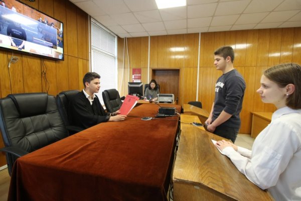 По повод деня на Българската Конституция, в Съдебната палата във Велико Търново се проведе традиционната инициатива &quot;Ден на отворените врати&quot;, организирана с цел повишаване на правната култура на обществото и доверието в работата на съдебната власт. Снимка: БТА