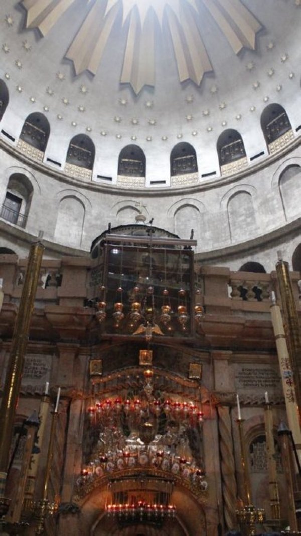 Църквата на Божи гроб. Още ранните християни са почитали мястото на разпятието и погребението  на Исус Христос, което тогава се е намирало извън чертите на Стария  град.