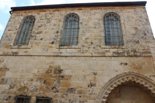 Горницата, където е последната вечеря на Исус и учениците. Снимка: Самуил Иванов
&quot;И Той изпрати двама от учениците Си и им каза: Идете в града и ще ви срещне човек, който носи стомна с вода; вървете след него. И където влезе, кажете на стопанина на тази къща: Учителят каза: Къде е приготвената за Мене гостна стая, където ще ям Пасхата с учениците Си? И той ще ви посочи една голяма горна стая, постлана и готова; там ни пригответе&quot; (Марк 14:13 - 15)