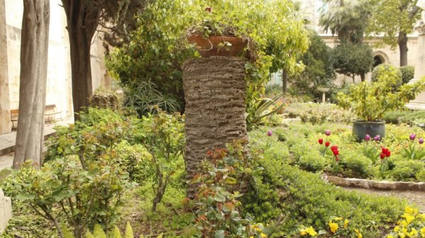 Градината пред Витесда.