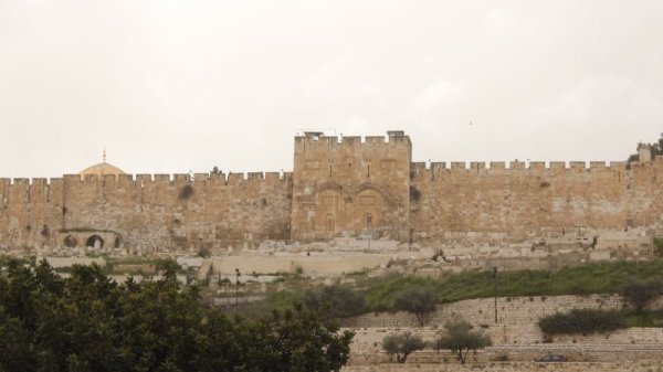 Източната (Златната) порта. Снимка: Личен архив
&quot;Тогава Той ме върна по пътя на външната порта на светилището, която гледа към изток; а тя беше затворена. И Господ ми каза: Тази порта ще бъде затворена, няма да се отвори и никой човек да не влезе през нея; защото Господ, Израилевият Бог, е влязъл през нея; затова тя ще бъде затворена. А князът, който като княз ще седне в нея, за да яде хляб пред Господа, той ще влезе през пътя на преддверието на тази порта и през същия път ще излезе.&quot; (Езекил 44:1-3)