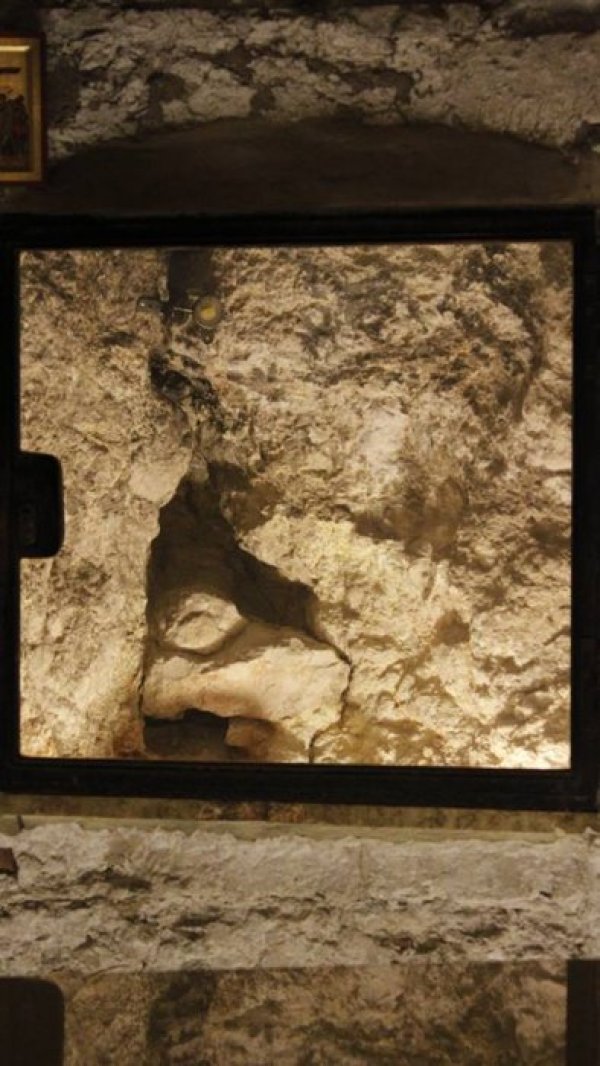 Скалата, която се е пропукала по време на разпятието. Снимка: Самуил Иванов