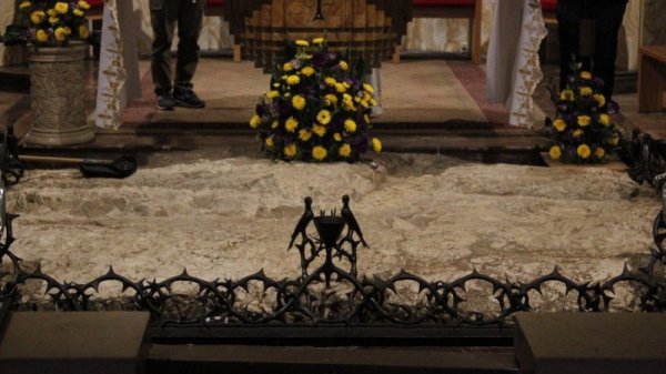 Скалата, върху която Исус Христос се е молил в нощта на предателството и където капките пот са станали кръв. Снимка: Самуил Иванов
&quot;И като беше във вътрешна борба, молеше се по-усърдно; и потта Му стана като големи капки кръв, които капеха на земята.&quot; Лука 22:44