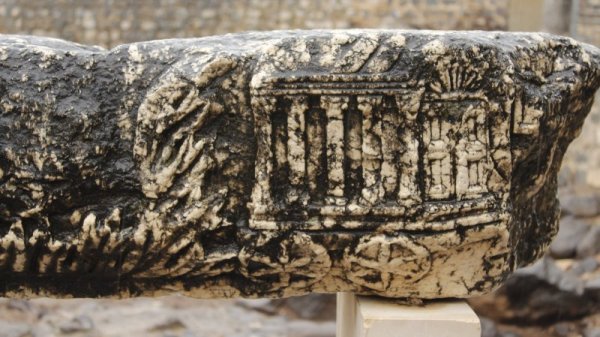 При разкопките на синагогата в Капернаум на една от колоните археолозите откриват&nbsp; изображение на ковчега на завета, който изчезва след разрушаването на Соломоновия храм. Снимка: Самуил Иванов