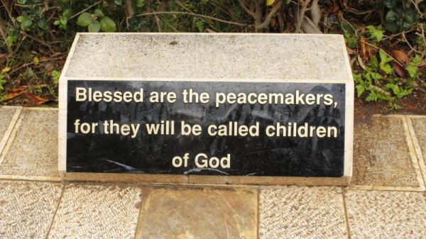 Църквата на блаженствата.
&quot;Блажени миротворците, защото те ще се нарекат Божии синове. Блажени  гонените заради правдата, защото е тяхно небесното царство. Блажени сте,  когато ви хулят и ви гонят, и говорят против вас лъжливо всякакво зло  заради Мене&nbsp; радвайте се и се веселете, защото голяма е наградата ви на  небесата, понеже така гониха пророците, които бяха преди вас.&quot; (Матей 5:9-12)