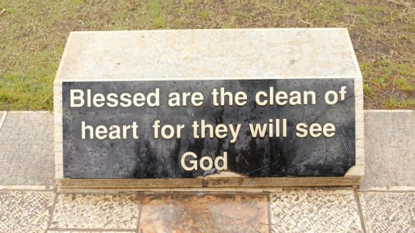 В двора пред Църквата на блаженствата.