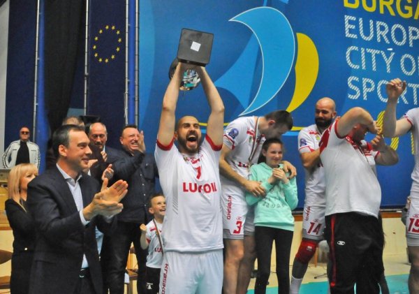 Тимът на Нефтохимик 2010 (Бургас) триумфира с трета поредна и общо четвърта титла в Суперлигата. Волейболистите на Николай Желязков надиграха категорично като домакини Хебър (Пазарджик) с 3:0 в третия мач от серията, изигран в зала &quot;Младост&quot; в морския град. Снимка: Булфото