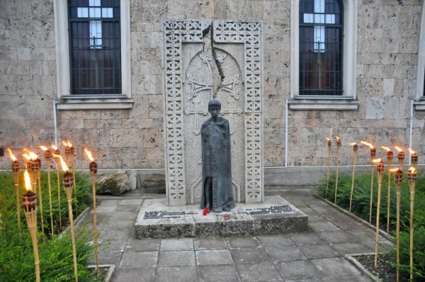 Представители на арменската общност в Бургас преминаха през центъра на града за да почетат 24 април - Международен ден в памет на жертвите на Арменския геноцид. Участниците в шествието достигнаха пред арменската църква &quot;Сурп Хач&quot;, където потомците на загиналите поставиха венци и цветя пред паметника на храма. Снимка: Булфото