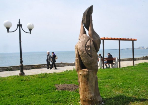 Пет изящни фигури от дърво вече красят Поморие. Четири от скулптурите са разположени по протежението на крайбрежния булевард, а една е в центъра на града. Своеобразната художествена галерия на открито е по идея на художника Милчо Талев, директор на художествената галерия в града. Снимка: Булфото