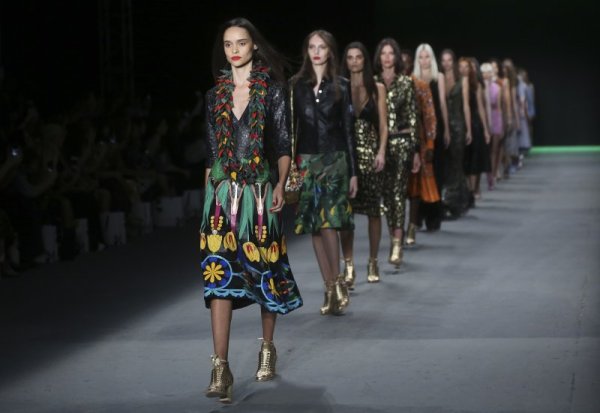 Манекенки дефилират по време на модно ревю в бразилския град Сао Пауло. Снимка: БТА