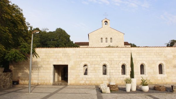 Табха - мястото на преумножаване на хляба и рибите. Снимка: Самуил Иванов
&quot;Тогава, като заповяда на народа да насяда на тревата, взе петте хляба и двете риби, погледна към небето и благослови; и като разчупи хлябовете, даде ги на учениците, а учениците &ndash; на народа. И всички ядоха и се наситиха; и вдигнаха останалите къшеи &ndash; дванадесет пълни коша. А онези, които ядоха, бяха около пет хиляди мъже освен жените и децата.&quot; (Матей 14:19-21)