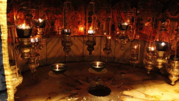 Витлеем, Базиликата &quot;Рождество Христово&ldquo; - родното място на Исус Христос. Снимка: Самуил Иванов
Главната светиня е пещерата, която е точно под централната част на църквата. Сребърната звезда отбелязва мястото на рождението на Спасителя.