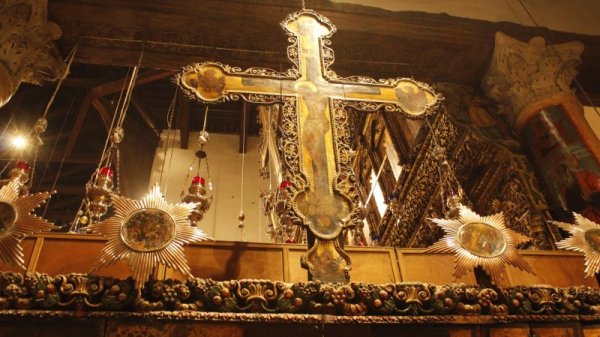 Витлеем. Базиликата &quot;Рождество Христово&ldquo;.
Първата църква, построена на това място от императрица Елена, е изгоряла през 529 година. От нея са оцелели само мозаечните подове. Днешното здание е съградено през 6-7 век и това е единственото християнско светилище в Светите земи, съхранило се напълно от предислямския период.