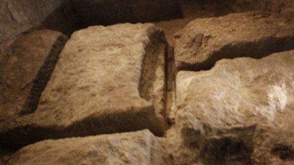 Автентични камъни, използвани за строежа на храма.  В основата на стената има монолит, тежащ над 600 т, с дължината 14  метра, височината 4 м и ширина над 3 м. Как е бил монтиран този камък до  днес е загадка. Точно този камък се опитвали да разрушат римските  войници по време на унищожаването на храма през 70-тата година от новата  ера.