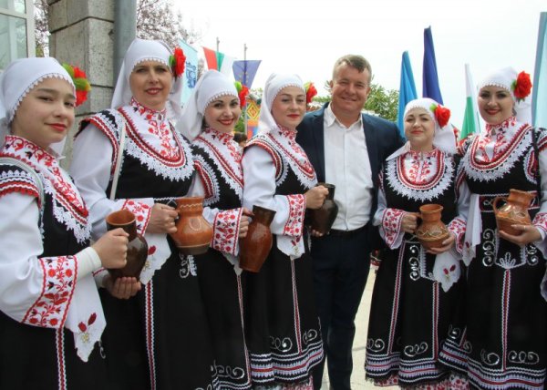 С тържествен водосвет на централния площад в Каварна започна шестнадесетото издание на Общобългарския младежки фолклорен събор &quot;С България в сърцето&quot;. В дните до 12 май на сцената пред читалището в града ще пеят и танцуват над 2000 деца и младежи от България, Молдова, Украйна и Румъния. Снимка: БТА