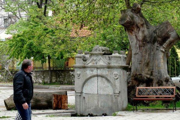 Старинната чешма &quot;Каварджията&quot; в Асеновград е едно от приятните места за разходка и почивка на жителите и гостите на града. Снимка: БТА