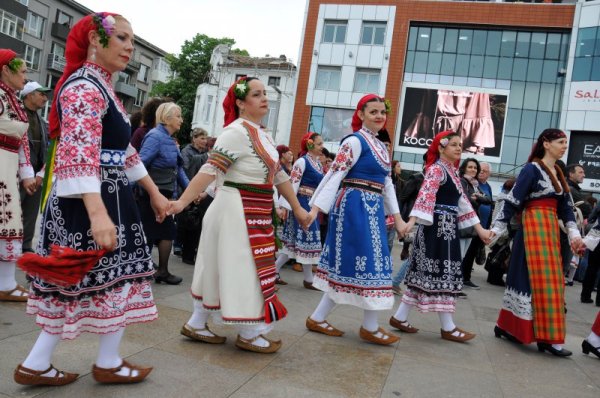 В Бургас започна новият фестивал &quot;Бургас танцува&quot;. Първият ден бе посветен на народните танци. Целта на танцовата проява е да бъдат представяни различни форми на танцовото изкуство. Снимка: БТА