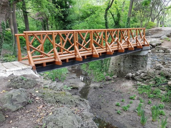 Новият мост на желанията в Морската градина във Варна е вече поставен. Дървената конструкция е по проект, възстановяващ автентичния облик на моста по спомени на варненци и снимки от миналото. Около мостчето има легенда, че ако се премине със затворени очи, ще сбъдне желание. Снимка: Булфото