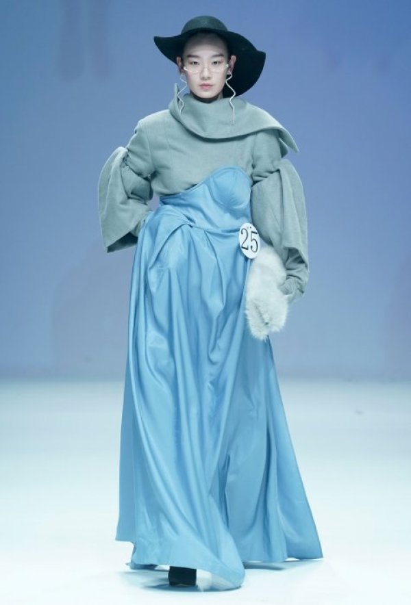 Момент от ревю, организирано от бъдещи дизайнери в Пекин. Снимка: БТА