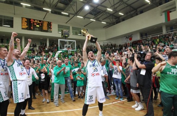 Балкан Ботевград сложи край на 30-годишното си чакане и спечели титлата в Националната баскетболна лига за мъже. Като домакин в четвъртия мач Балкан надигра Левски Лукойл с 90:75 (21:14, 25:20, 27:18, 17:23) в сряда вечер и спечели финалната серия с 3:1 победи. Снимка: БТА