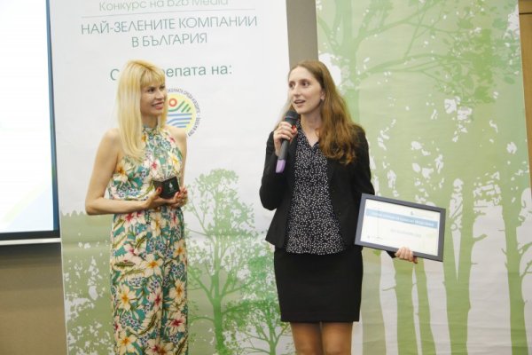 Мария Георгиева (вдясно) получи и голямата награда на &bdquo;ЧЕЗ Разпределение България&ldquo; АД за цялостен принос