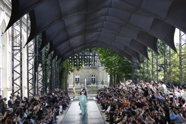 Манекенката Джиджи Хадид води дефилето по време на ревю в Париж. Снимка: БТА