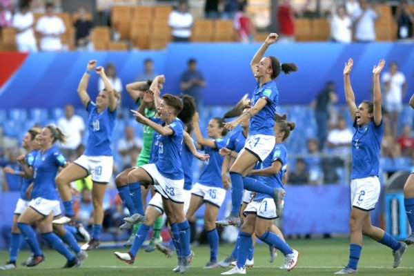 Момичетата от националния отбор на Италия по футбол празнуват победата си над Китай по време на Световното първенство за жени, което се провежда във Франция. Италианките победиха с 2:0 и се класираха за 1/4-финал. Снимка: БТА