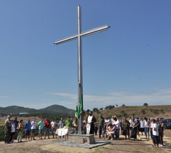 На днешния голям християнски празник Успение на Пресвета Богородица жителите на хасковското село Сусам, с активното участие на членовете на местната ловна дружинка, въздигнаха девет метров метален кръст, който бе осветен от отец Серафим. Снимка: БТА