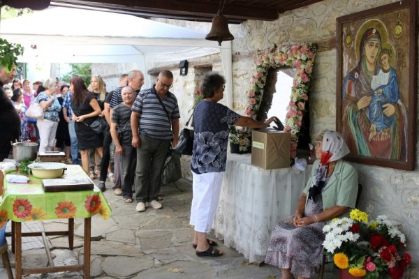 В Арбанаси беше почетен храмовият празник на манастира "Успение на Св. Богородица". Хиляди вярващи се помолиха на чудотворната икона "Света Богородица Троеручица" и опитаха от курбан, раздаден за здраве. Снимка: БТА