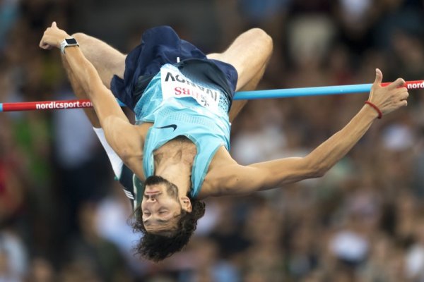 Тихомир Иванов прави успешен опит по време на финала на турнира Диамантената лига в Цюрих, Швейцария. Българинът се представи отлично, скочи 230 см и зае третото място в надпреварата. Снимка: БТА