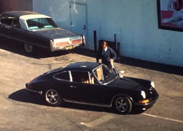 Porsche 911 S

Започваме с автомобила на красивата Шарън Тейт Полански (в ролята Марго Роби). Прочутата спортна кола Porsche 911 S от 1969 г. изглежда страхотно по улиците на Лос Анджелис и напълно съответства на безгрижния характер на собственичката си.
