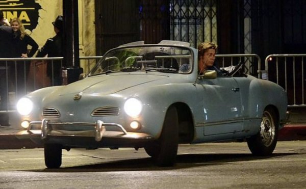 Volkswagen Karman Ghia

Приятелят и дубльор на Рик Далтън - Клиф Буут, чиято роля е поверена на Брад Пит, ефектно кара по холивудските хълмове кабриолета Volkswagen Karman Ghia във версията Type 14 от 1964 г. 

Героинята на Ума Търман се вози в същия модел във втората част на четвъртия филма на Тарантино - &quot;Убий Бил&quot;.