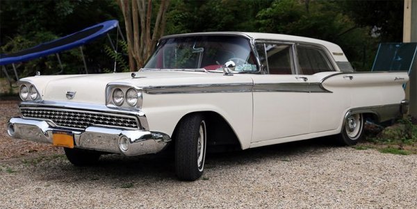 Ford Fairlane 500 Galaxie Town Sedan

Седанът от 1959 г., с който се движат членовете на сектата на Чарлз Менсън, е направен да изглежда максимално най-близо до истинския автомобил, участвал в тези събития. На Тарантино му е предложено да снима във филма оригиналното копие на колата на Менсън, но режисьорът сметнал, че това не би било етично.